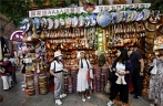 Urumqi’s grand bazaar： unique blend of styles， stalls