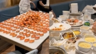 7人吃自助4小时炫300多个螃蟹摆满桌