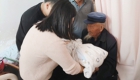 102岁老人和刚出生玄孙跨世纪对视太有爱