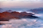贵州罗甸：雾中群山美如画