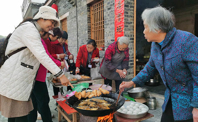 柳州：“反向赶集”带火乡村旅游经济