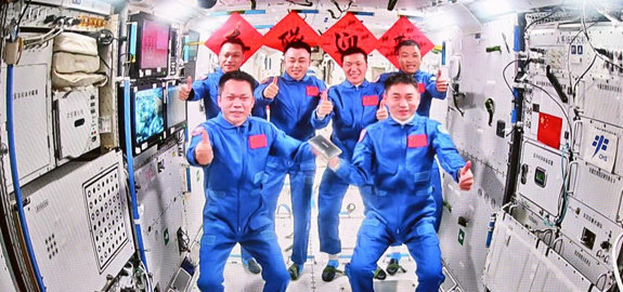 Ba phi hành gia từ tàu vũ trụ có người lái Thần Châu 18 thuận lợi tiến vào Trạm vũ trụ Trung Quốc