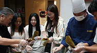 端午将至 多国留学生体验中国传统文化
